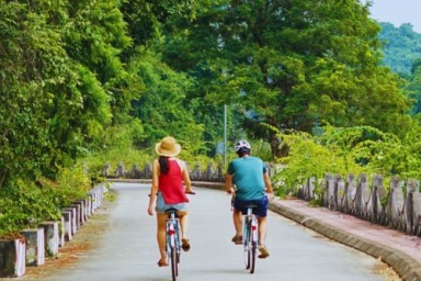 Lan Ha bay - Viet Hai village - Cat Ba Island (B, L, D)